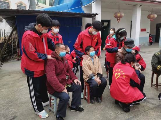洞口四中自愿者赴松坡敬老院開展學(xué)雷鋒運動