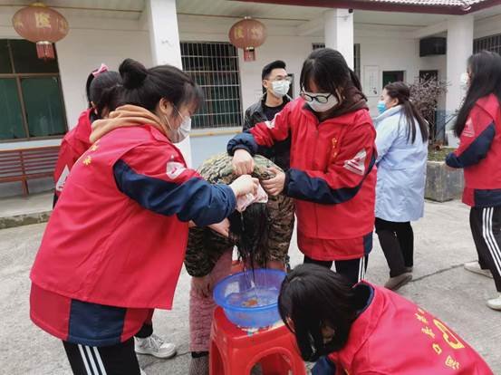 洞口四中自愿者赴松坡敬老院開展學(xué)雷鋒運動