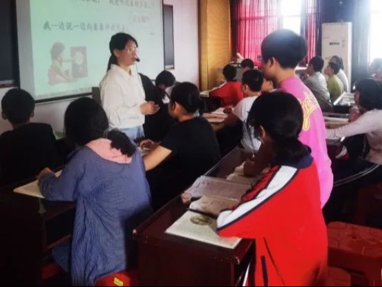 寶劍鋒從磨礪出 梅花香自苦寒來║邵東市城區(qū)第一完全小學(xué)舉行實(shí)習(xí)教師匯報(bào)課運(yùn)動(dòng)