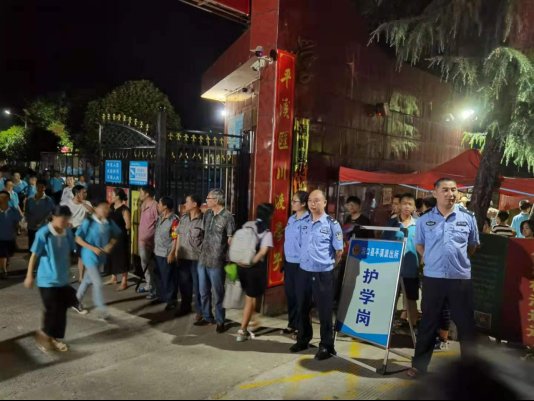 洞口縣花古中學警校共建“護學崗”，筑牢校園“安全網”