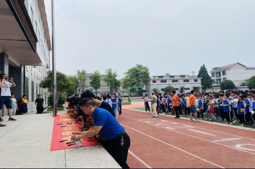 新邵縣嚴塘鎮(zhèn)中學(xué)舉行了禁毒宣誓儀式暨大簽名運動
