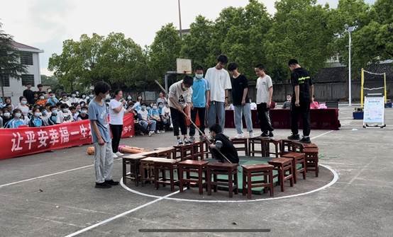 體驗式防溺水應(yīng)急演練  筑牢師生安全“生命線”——洞口縣管竹中學(xué)開展防溺水應(yīng)急演練運動