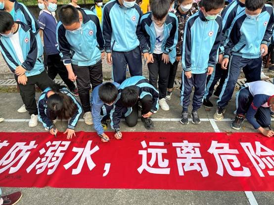 體驗式防溺水應(yīng)急演練  筑牢師生安全“生命線”——洞口縣管竹中學(xué)開展防溺水應(yīng)急演練運動
