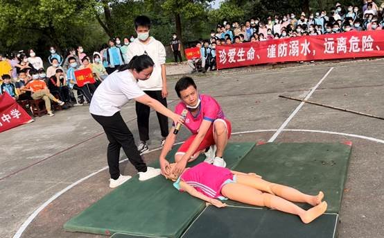 體驗式防溺水應(yīng)急演練  筑牢師生安全“生命線”——洞口縣管竹中學(xué)開展防溺水應(yīng)急演練運動