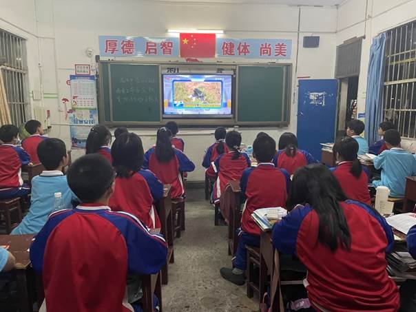 洞口縣花古中學(xué)集體收看防溺水專題課