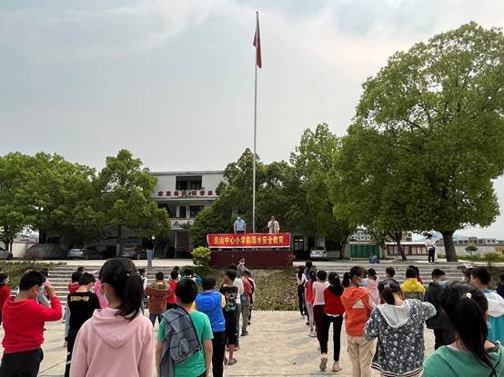 回龍寺鎮(zhèn)蓮山中間小學(xué)開展“保護(hù)生命，預(yù)防溺水”安全教育宣傳運(yùn)動(dòng)