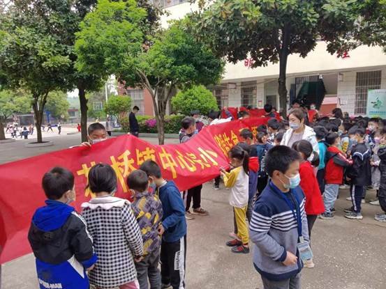 邵陽(yáng)縣下花橋鎮(zhèn)中間完全小學(xué)開展防溺水安全大型宣誓暨簽名運(yùn)動(dòng)