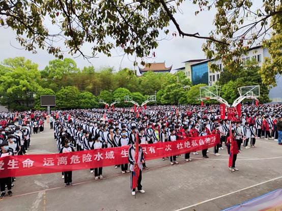 洞口四中開展防溺水安全宣誓暨簽名運動