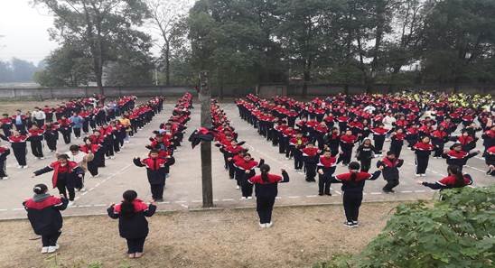 高沙鎮(zhèn)中間黌舍向?qū)в^摩我?！瓣柟怏w育 健康成長”大課間運(yùn)動