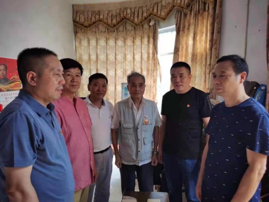 洞口四中黨支部發(fā)放“光榮在黨50年”紀念章暨走訪慰問退休困難黨員