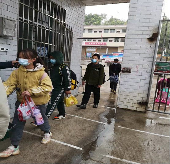 洞口縣茶場黌舍全力以赴多行動夯實(shí)疫情防控