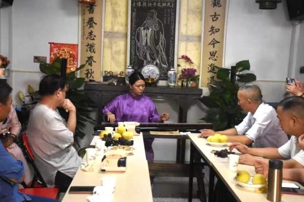 廣東省嶺南古琴文化研究院院長陳是強(qiáng)蒞臨邵陽縣傳授古琴文化