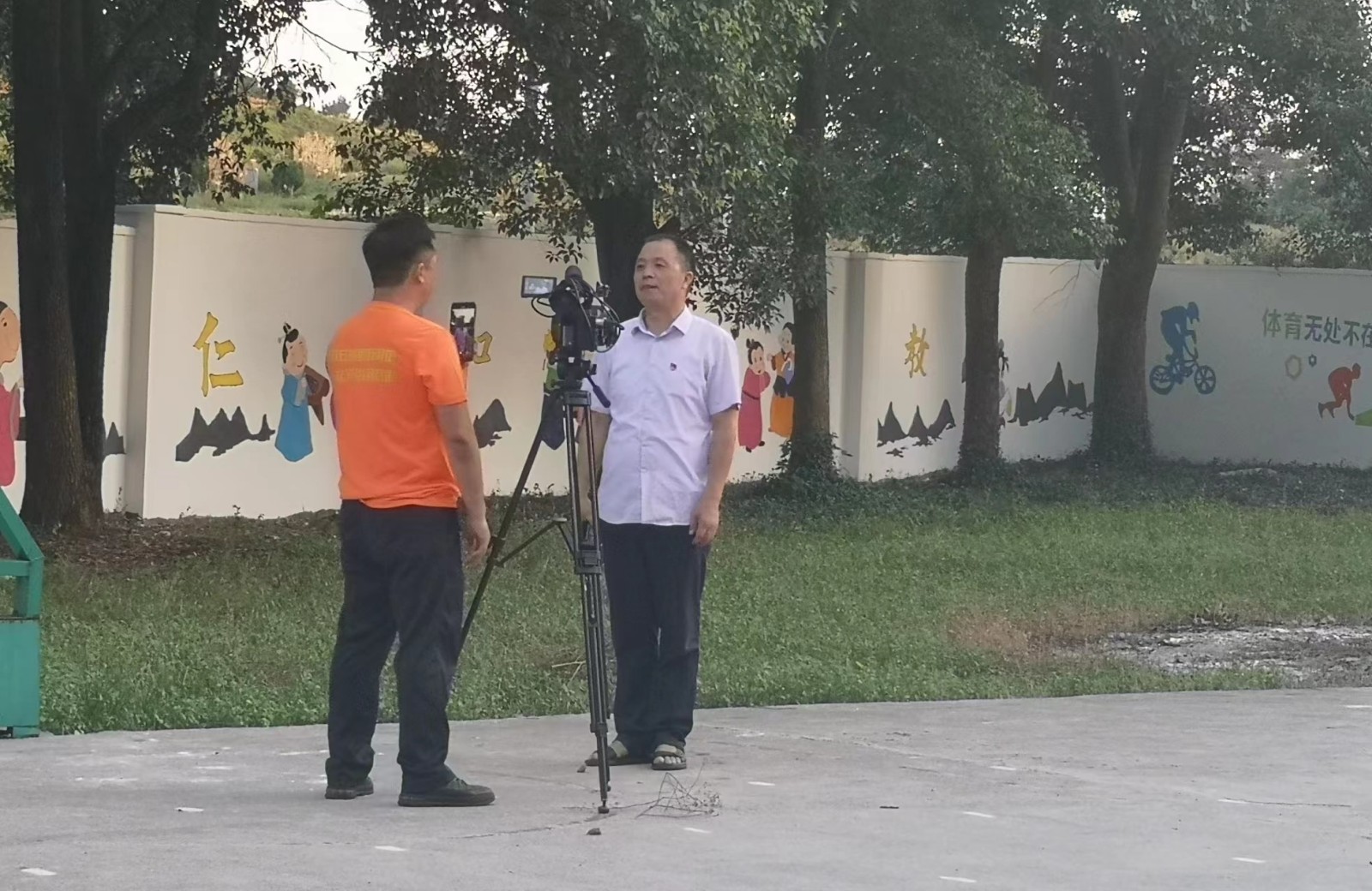洞口縣茶場學(xué)校：愛心助學(xué)人士與鄉(xiāng)村師生共慶文化墻圓滿收工