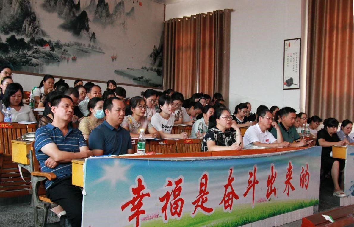 喜迎二十大、研修共成長---武岡市紅星小學(xué)開展2022年暑期校本培訓(xùn)