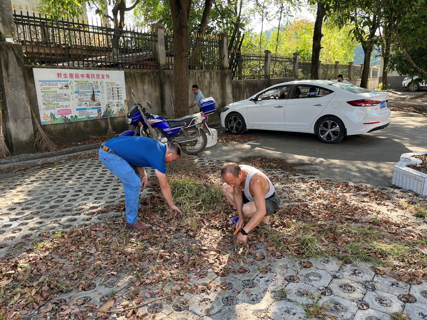 全體教師齊動(dòng)手，打掃衛(wèi)生待生歸  ----洞口管竹中學(xué)校園衛(wèi)生大掃除活動(dòng)