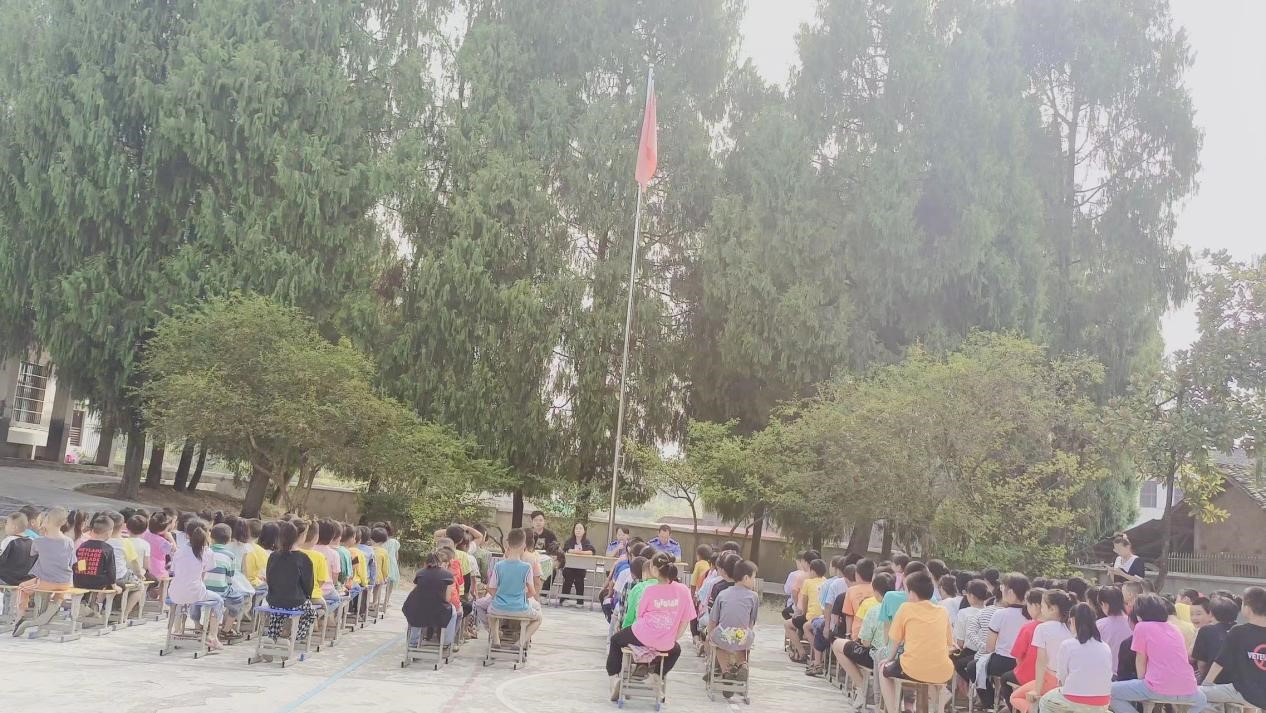 “弘揚法制精神，構(gòu)建和諧校園”—洞口縣山門鎮(zhèn)毛坪完小  開展法制安全教育活動