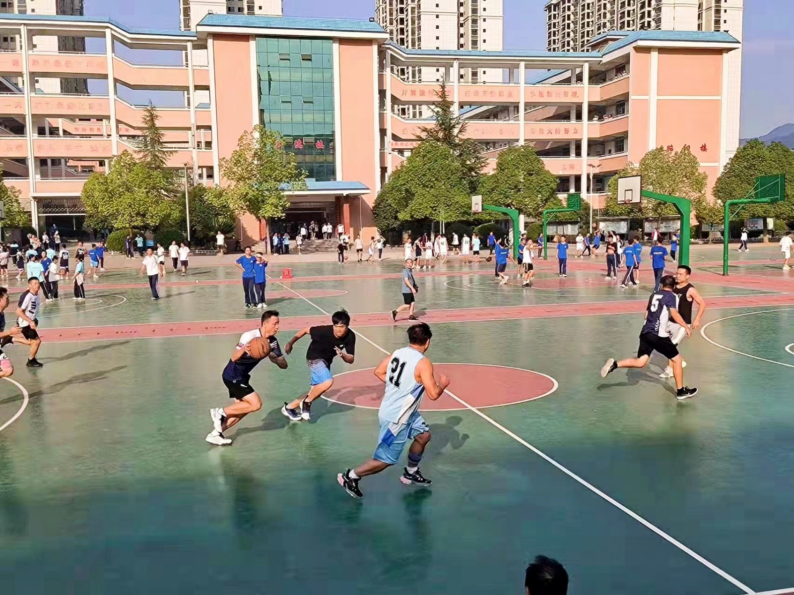與球共舞暢享歡樂 ——解放小學(xué)與崀山培英學(xué)校籃、排交流賽