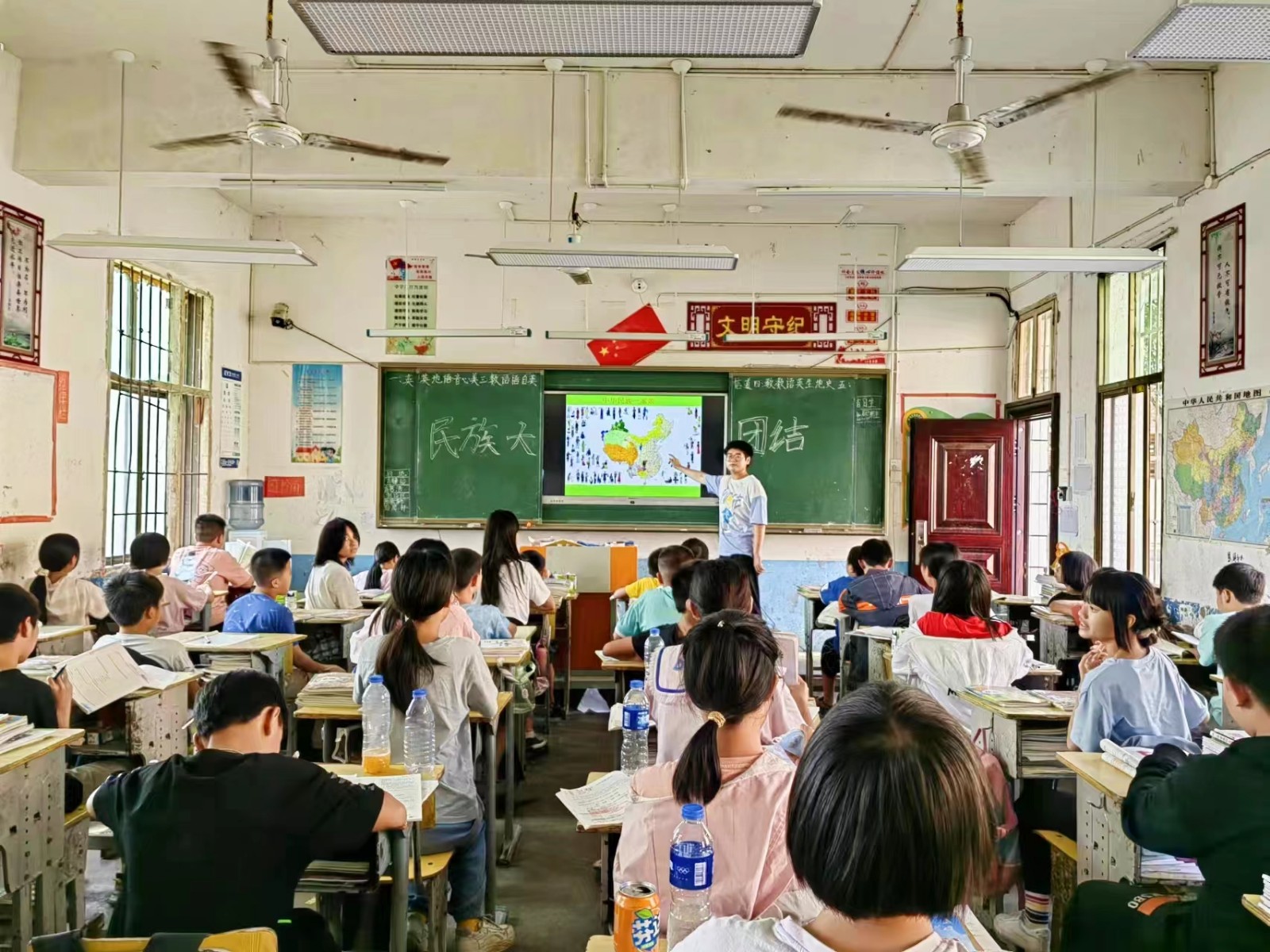 邵陽縣塘田市鎮(zhèn)中學(xué)開展民族團結(jié)教育主題班會活動