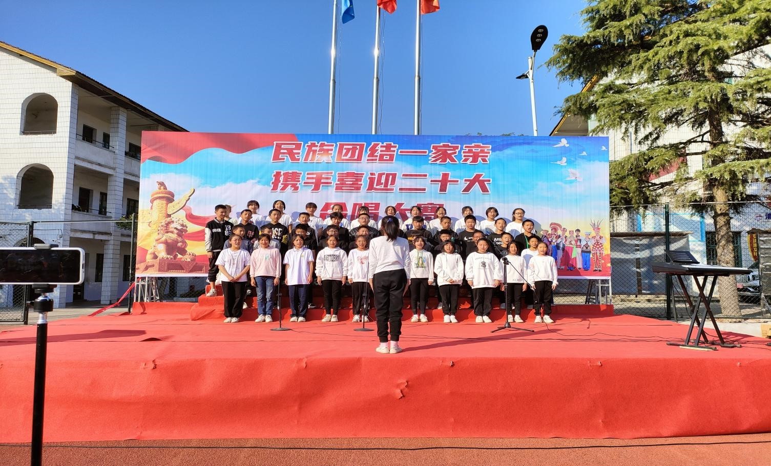 竹市鎮(zhèn)中學(xué)舉行“民族團(tuán)結(jié)一家親，攜手喜迎二十大”合唱比賽