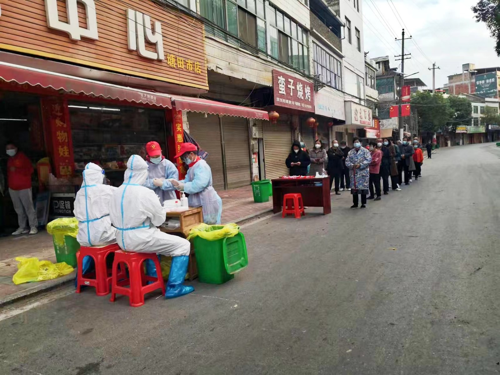 邵陽(yáng)縣塘田市鎮(zhèn)中學(xué)黨支部組織教師志愿者  積極參與疫情防控工作