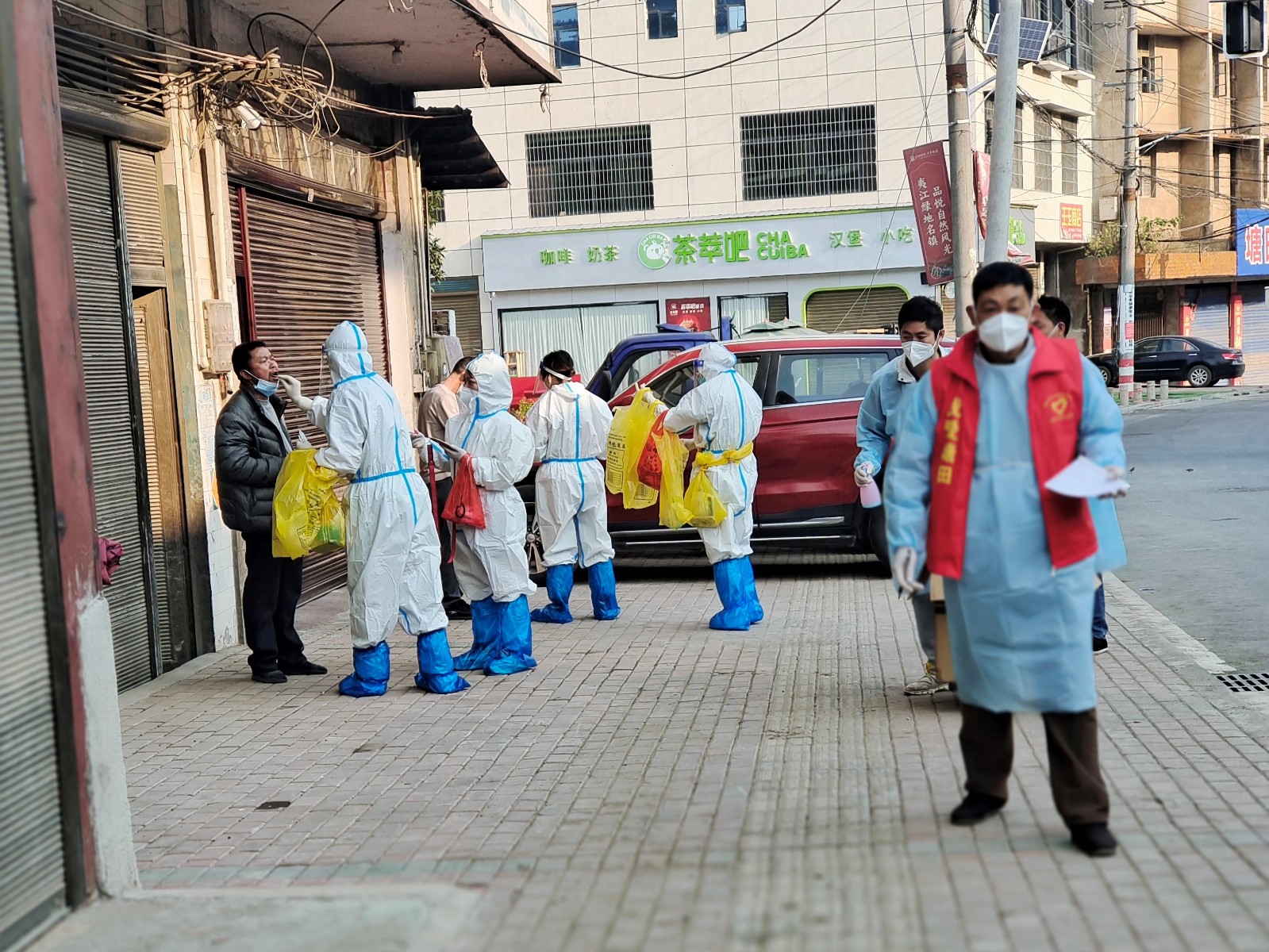 邵陽縣塘田市鎮(zhèn)積極開展上門核酸采樣工作