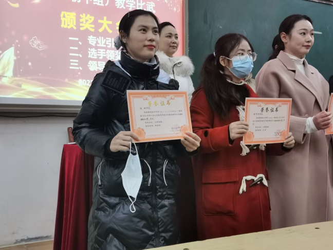教師比武競(jìng)風(fēng)采，三尺講臺(tái)綻芳華