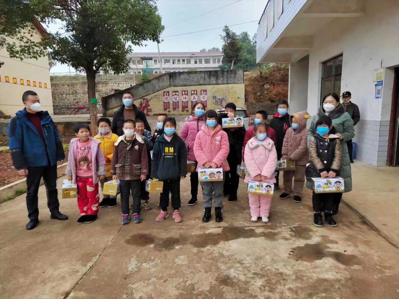 “冬?暖陽?愛守護”旺旺集團在邵陽縣七??學校進?捐贈活動
