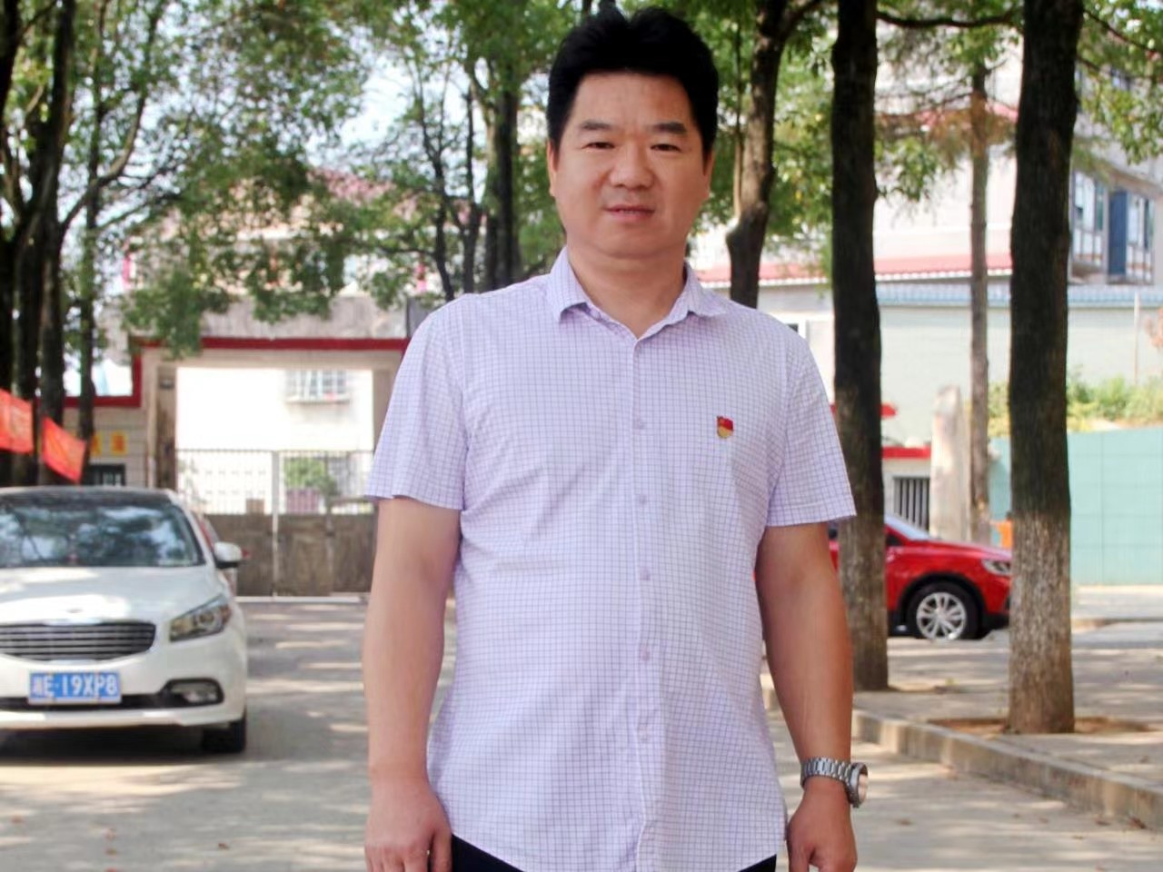 潛心執(zhí)教三十載  丹心無(wú)悔譜華章