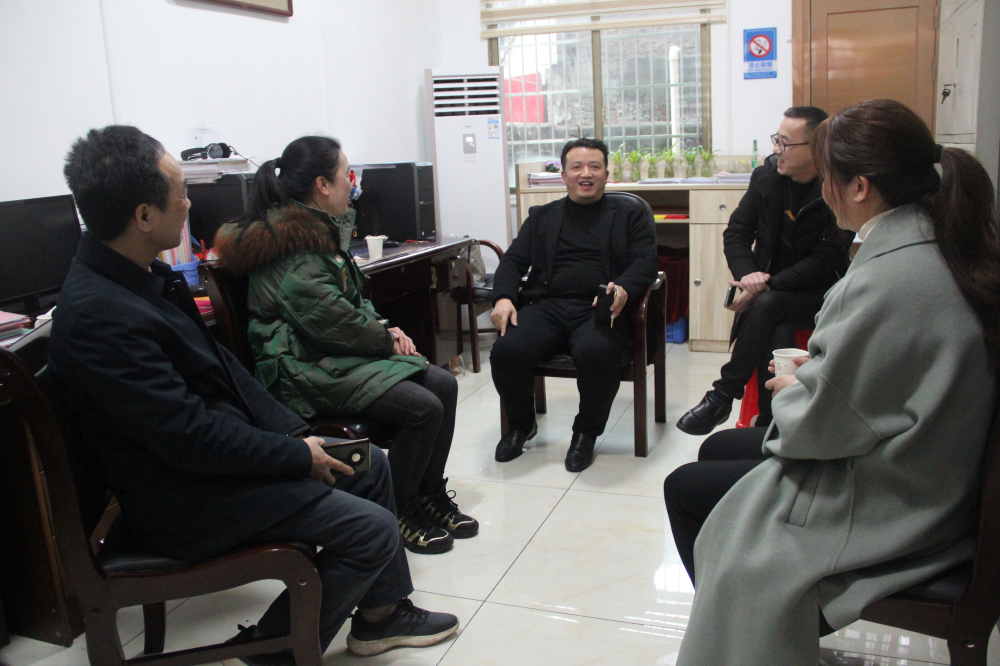邵東市副市長謝輝偉到城區(qū)一完小檢查開學(xué)工作看望慰問特級教師陳艷梅
