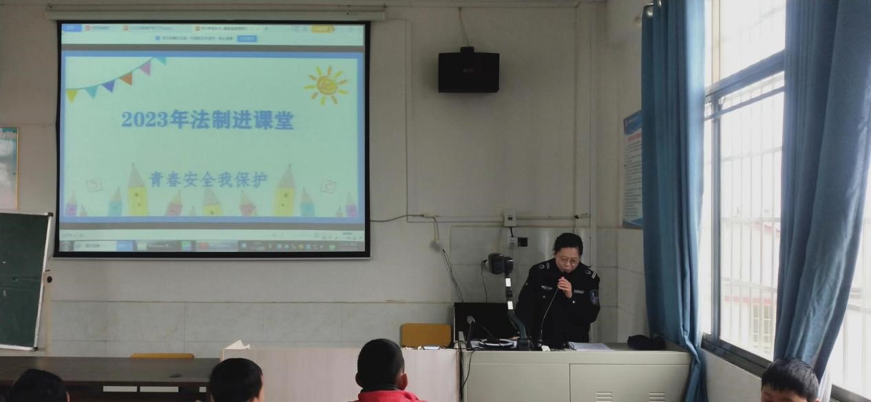 九公橋鎮(zhèn)中心完全小學法制教育進課堂