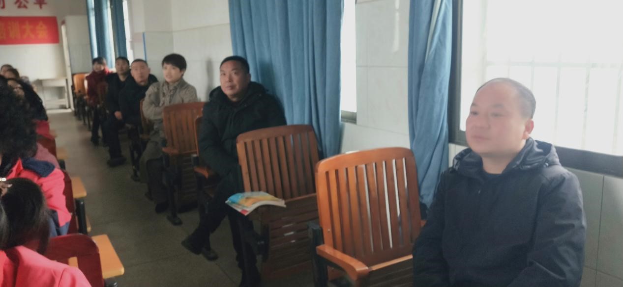九公橋鎮(zhèn)中心完全小學法制教育進課堂