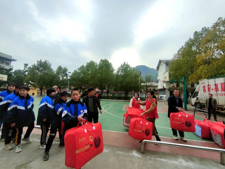 夢(mèng)之航委員工作室舉行“匯聚愛(ài)心，傳送溫暖”公益助學(xué)活動(dòng)