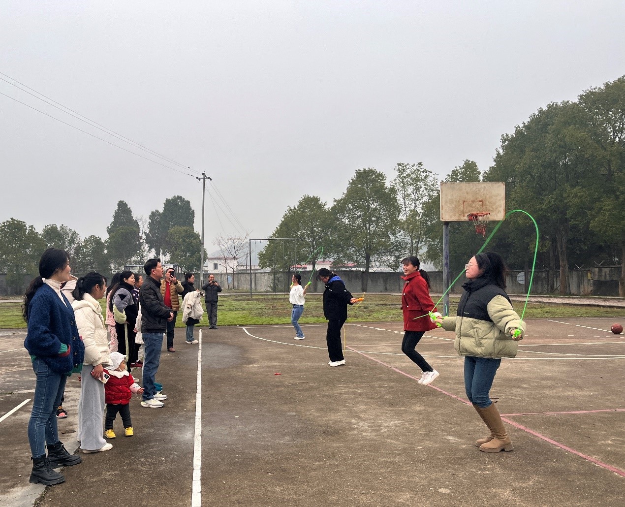 洞口縣管竹中學(xué)舉行女職工投籃、跳繩比賽