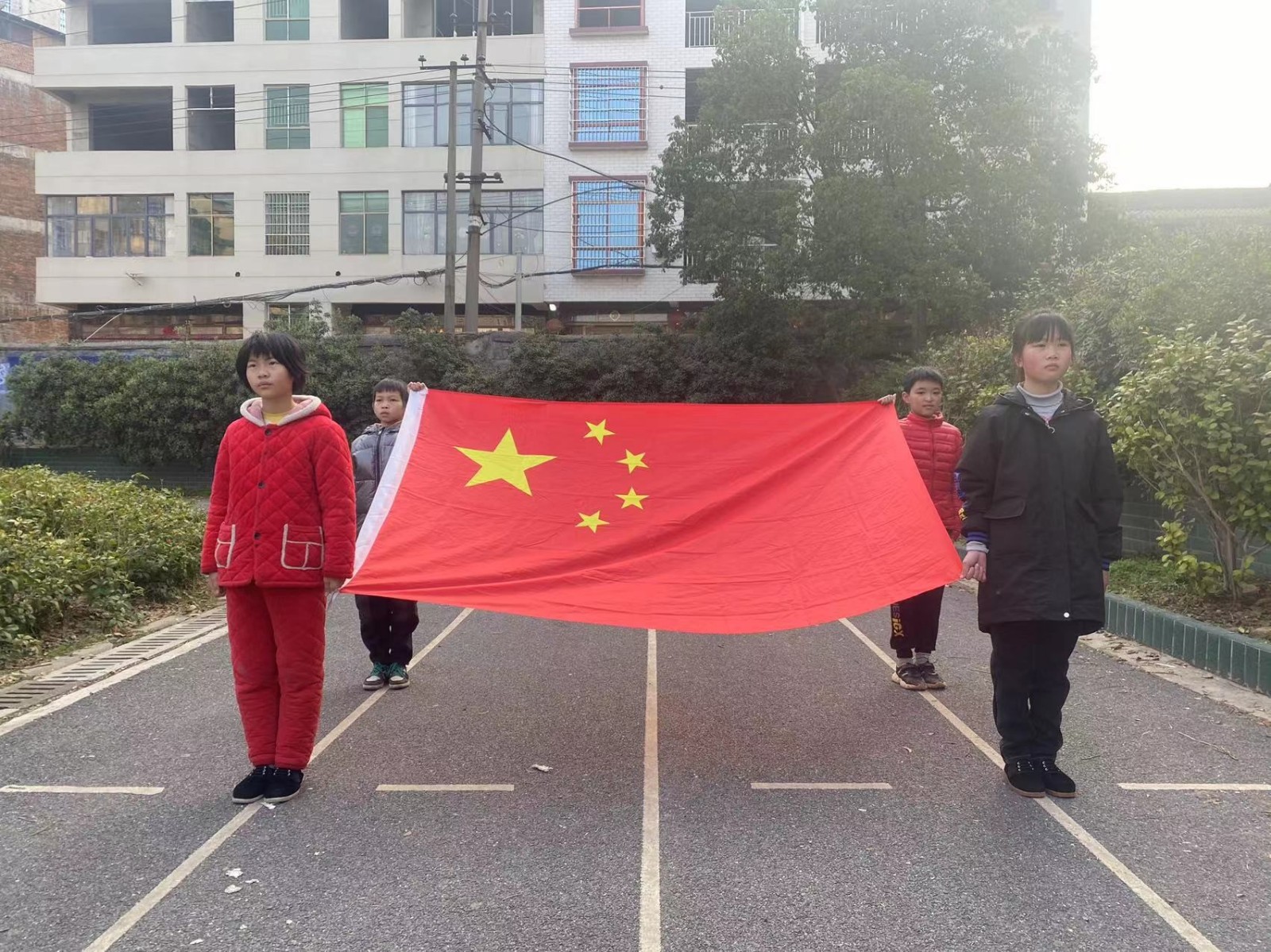 “學(xué)雷鋒，以實(shí)際行動(dòng)踐行雷鋒精神” 主題升旗儀式+愛心捐贈(zèng)活動(dòng)