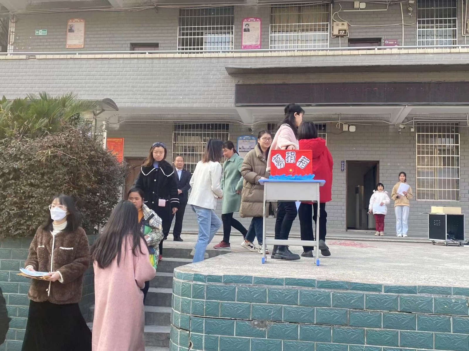 “學(xué)雷鋒，以實(shí)際行動(dòng)踐行雷鋒精神” 主題升旗儀式+愛心捐贈(zèng)活動(dòng)