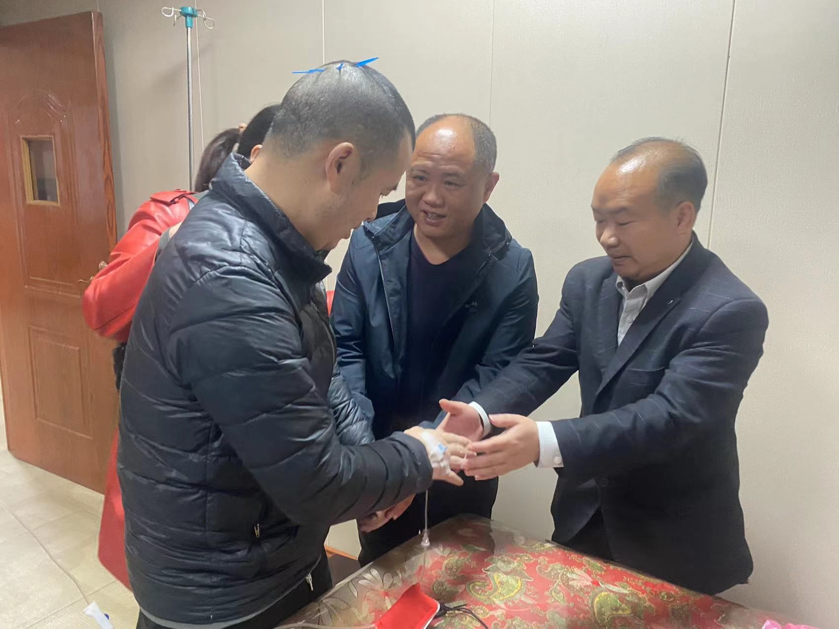 “學(xué)雷鋒，以實(shí)際行動(dòng)踐行雷鋒精神” 主題升旗儀式+愛心捐贈(zèng)活動(dòng)