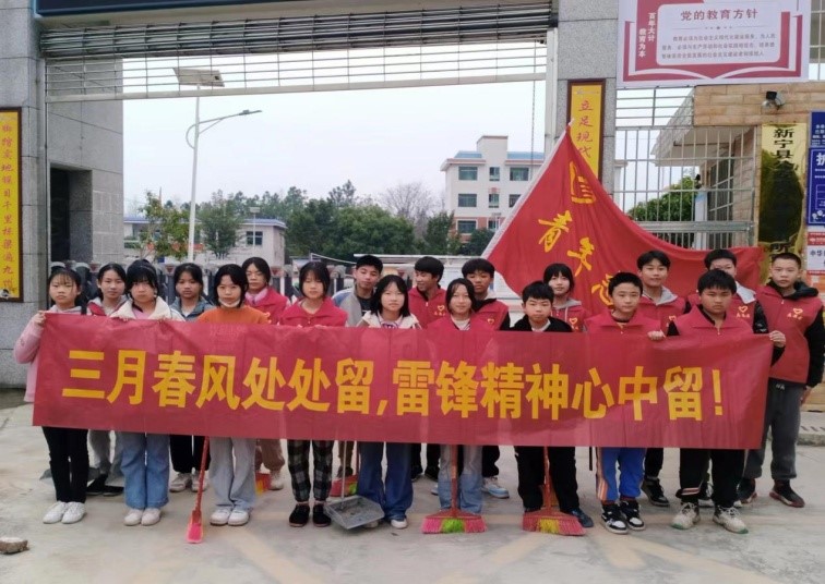 新寧縣萬塘中學(xué)開展“學(xué)雷鋒清掃街道”志愿者活動