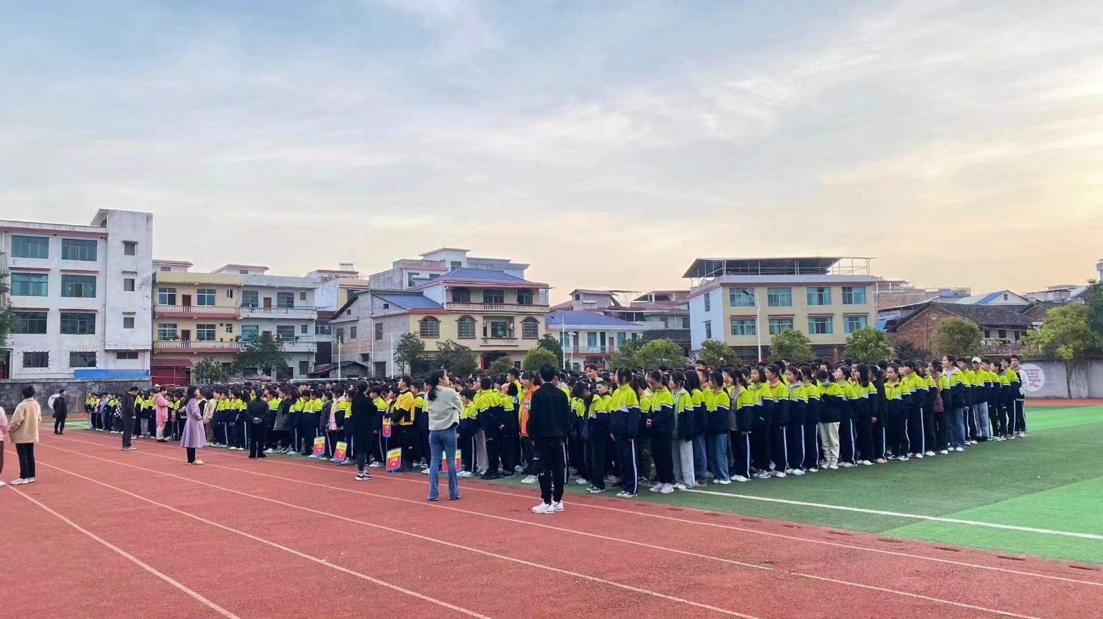 傳承雷鋒精神，弘揚時代新風