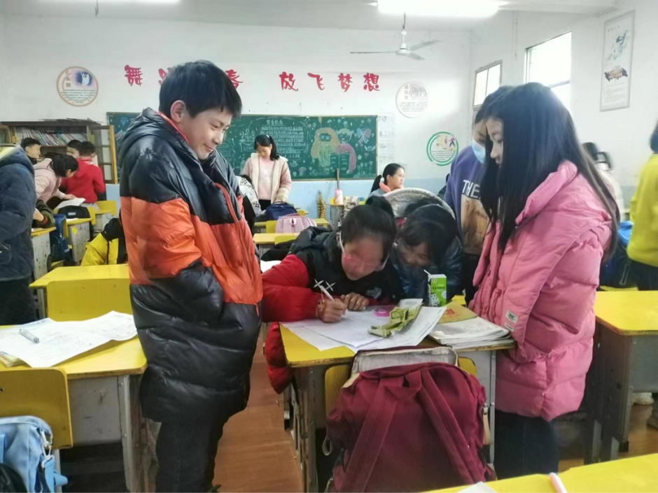 雷鋒精神永傳承，愛(ài)心捐贈(zèng)暖人心