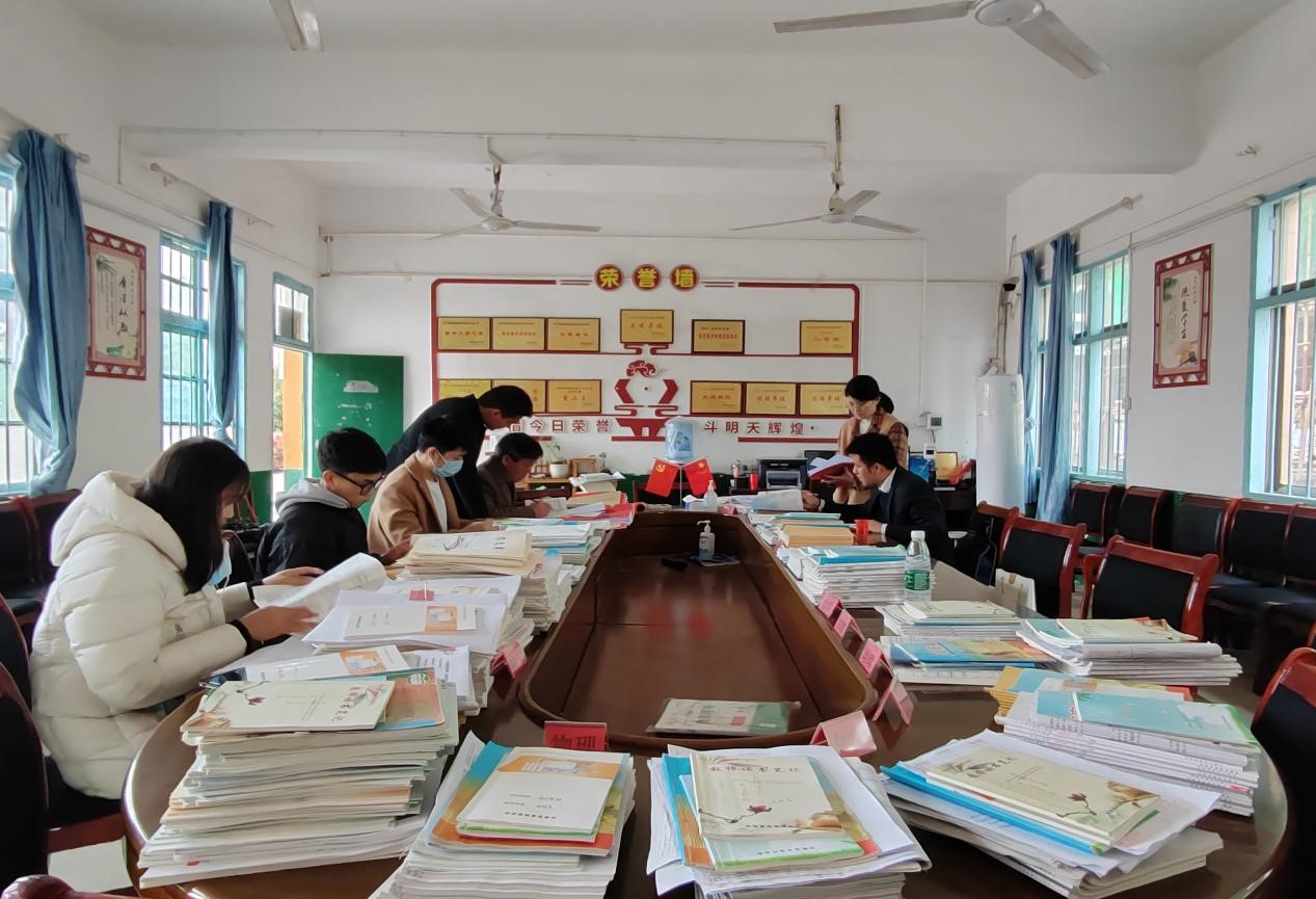 邵陽縣酈家坪鎮(zhèn)中心學校開展教學常規(guī)普查工作