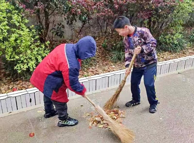 橫溪中學(xué)“三月春風(fēng)暖人心，雷鋒精神照我行”