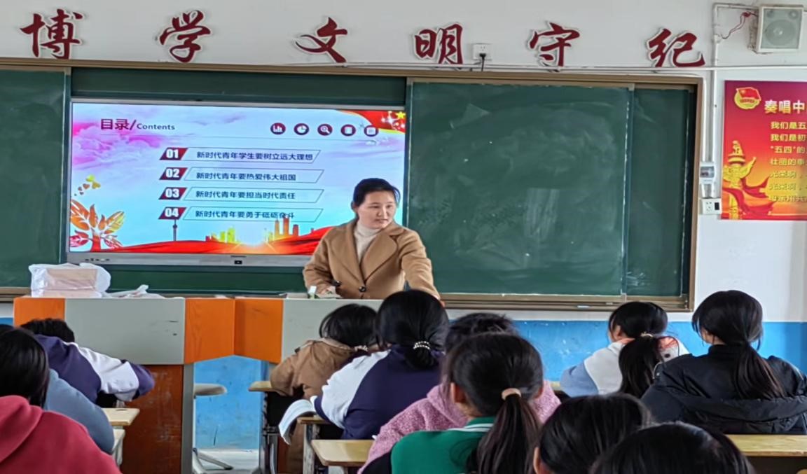 金稱市鎮(zhèn)中學開展“青春獻禮二十大,強國有我新征程”主題團課學習