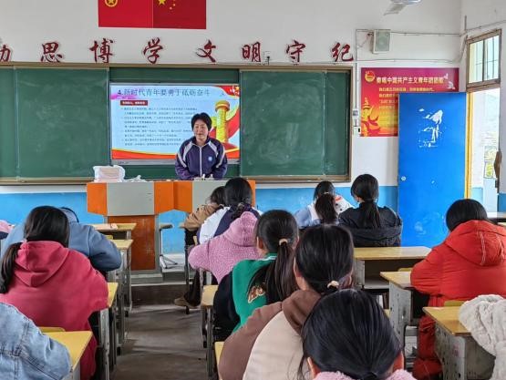 金稱市鎮(zhèn)中學開展“青春獻禮二十大,強國有我新征程”主題團課學習