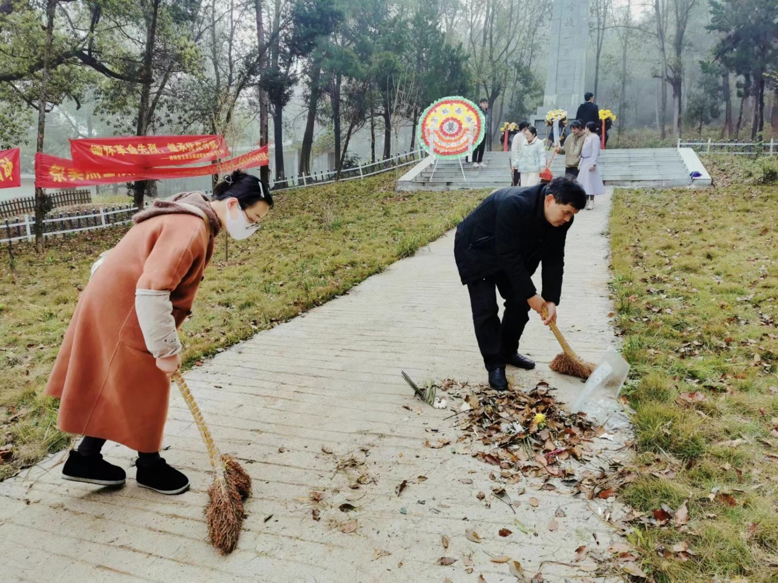 下花橋鎮(zhèn)中心完全小學(xué)黨支部開(kāi)展“清明祭英烈”主題黨日活動(dòng)