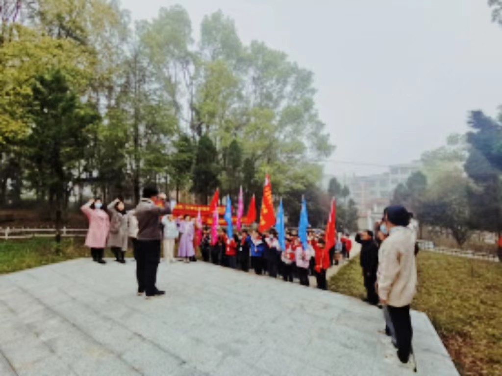 下花橋鎮(zhèn)中心完全小學(xué)黨支部開(kāi)展“清明祭英烈”主題黨日活動(dòng)