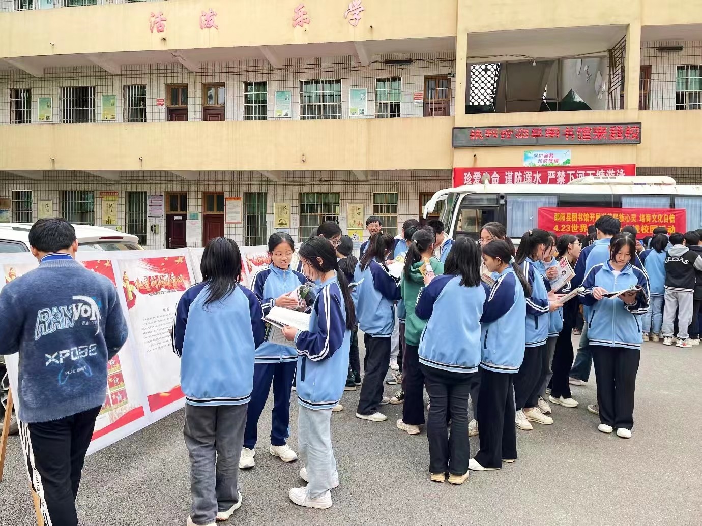 塘田市鎮(zhèn)中學舉行圖書捐贈儀式暨讀書活動
