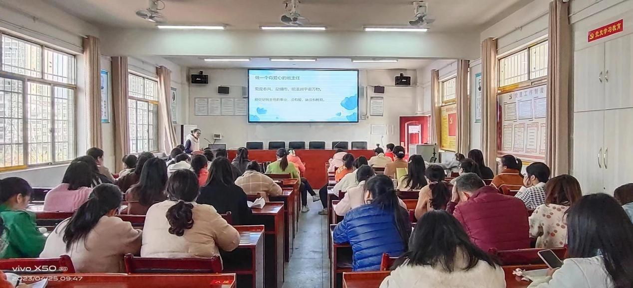 文昌街道第三小學召開班主任經(jīng)驗交流會