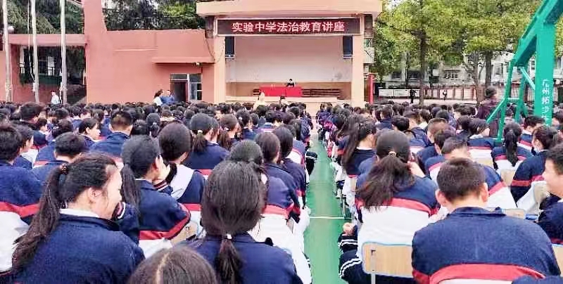 法制教育講座呵護(hù)學(xué)生平安成長