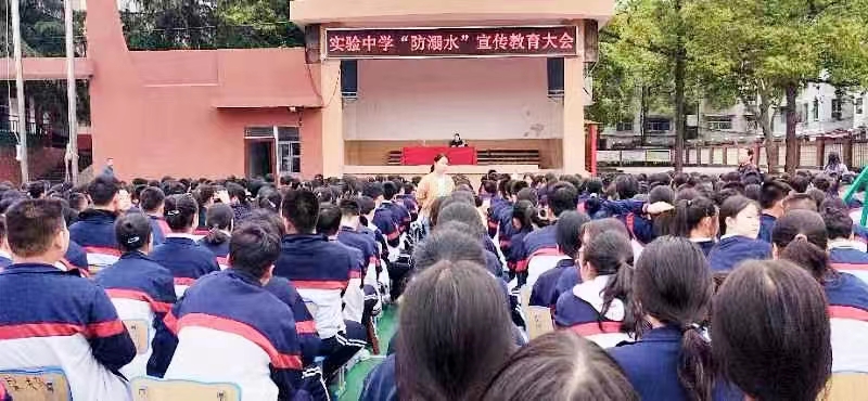 法制教育講座呵護(hù)學(xué)生平安成長