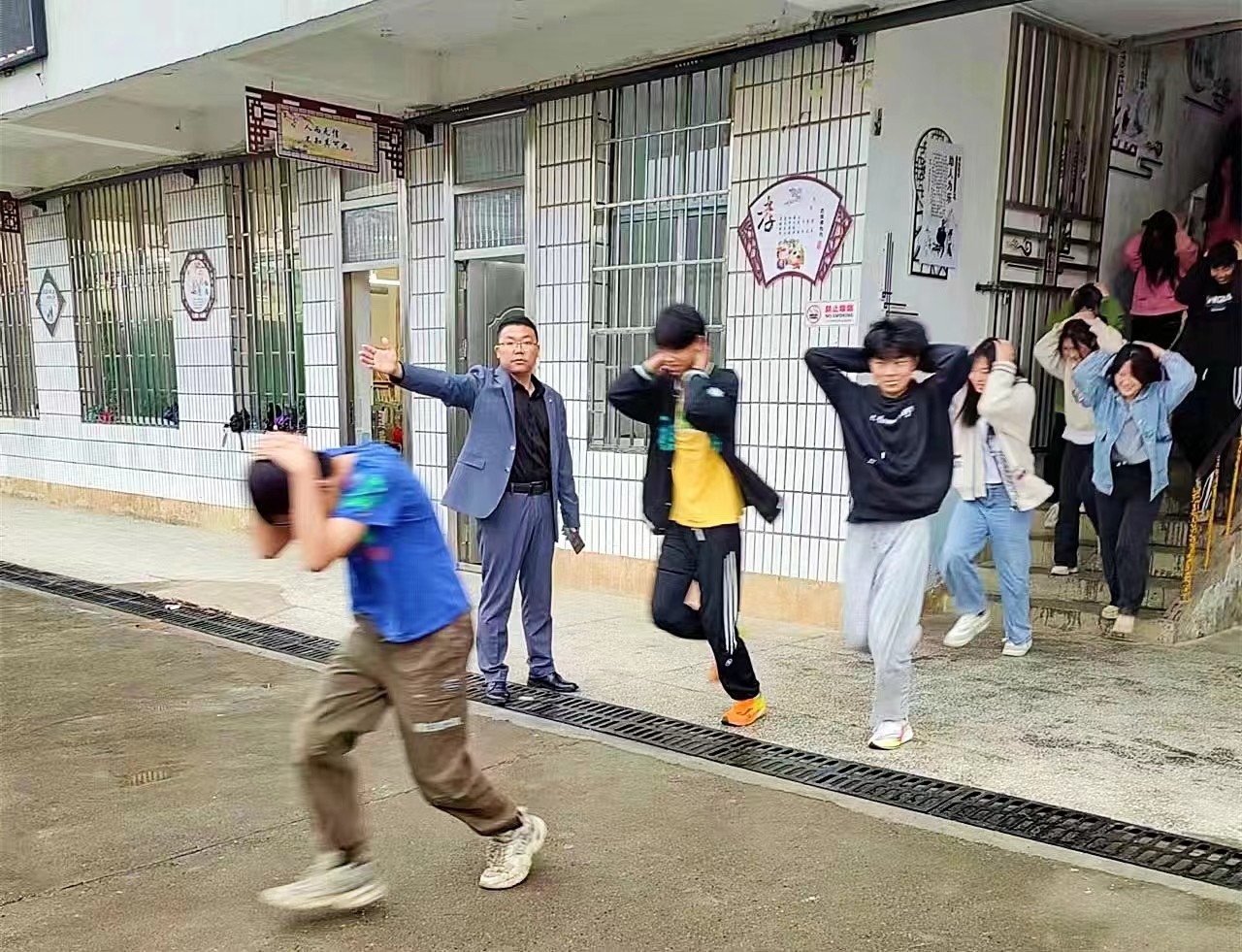 下花橋鎮(zhèn)中學全國減災日開展防地震演練